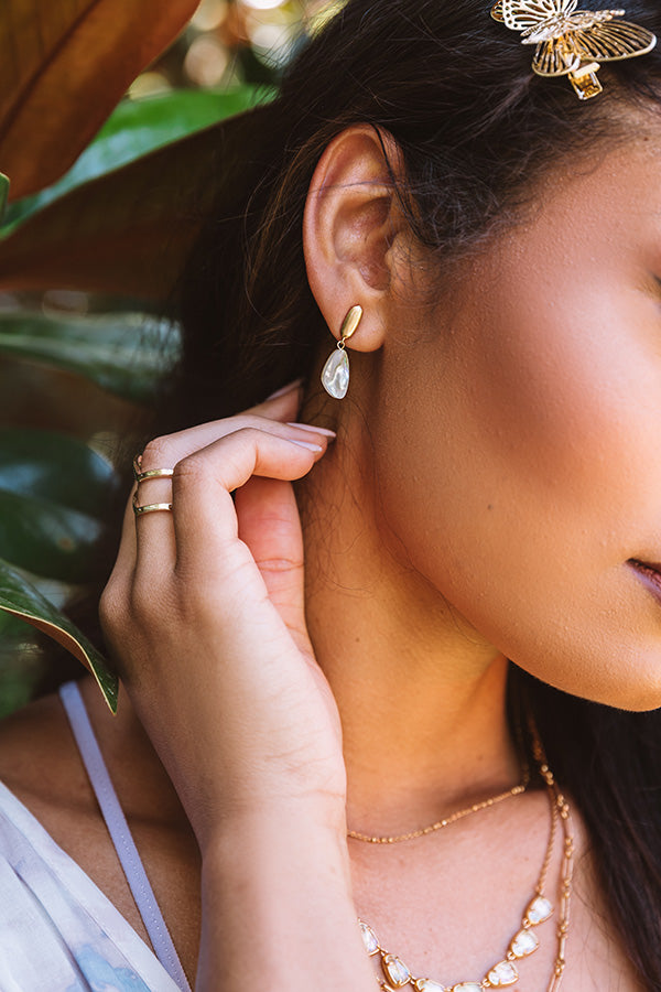 Kendra Scott Ivy Vintage Gold Drop Earrings in White Abalone Image - 2