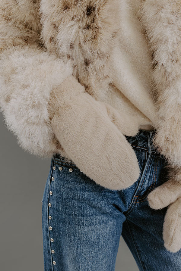 Cozy Feels Faux Fur Mittens in Oatmeal