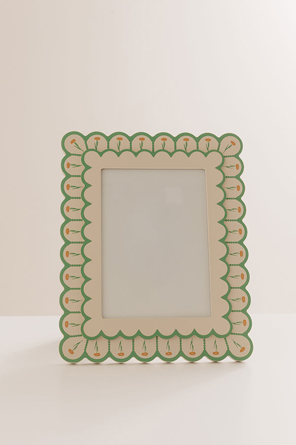 Picture Ready Scalloped Photo Frame Image - 2