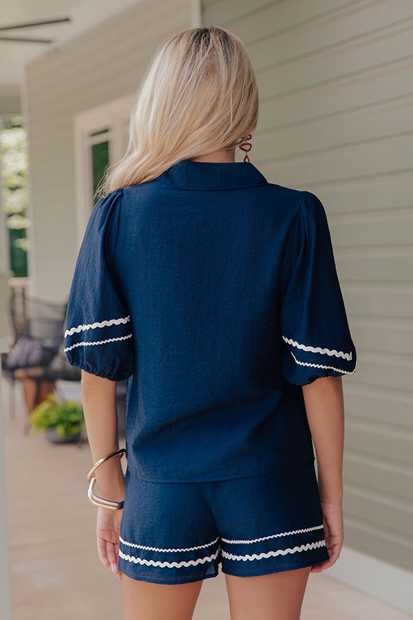 Cue The Vacay Linen-Blend Top in Navy Image - 4
