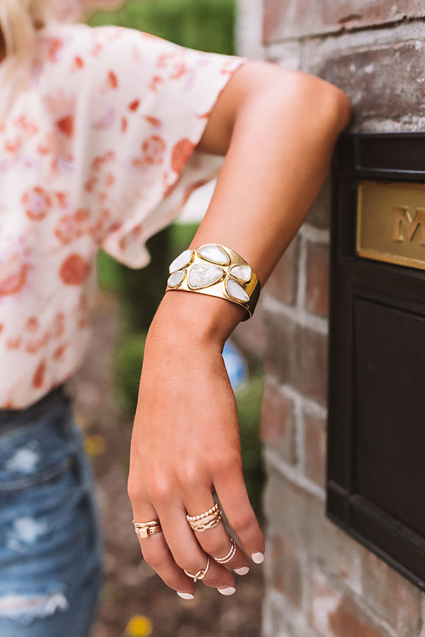 Kendra Scott Margot Vintage Gold Statement Cuff Bracelet in White Mix Image - 1