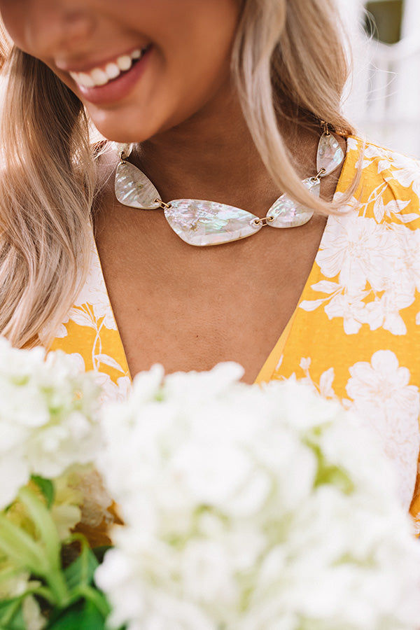 Kendra Scott Mckenna Vintage Gold Statement Necklace in White Abalone Image - 1