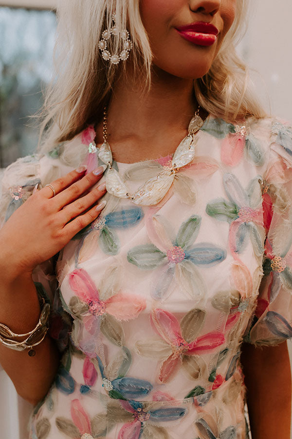 Kendra Scott Mckenna Vintage Gold Statement Necklace in White Abalone Image - 1