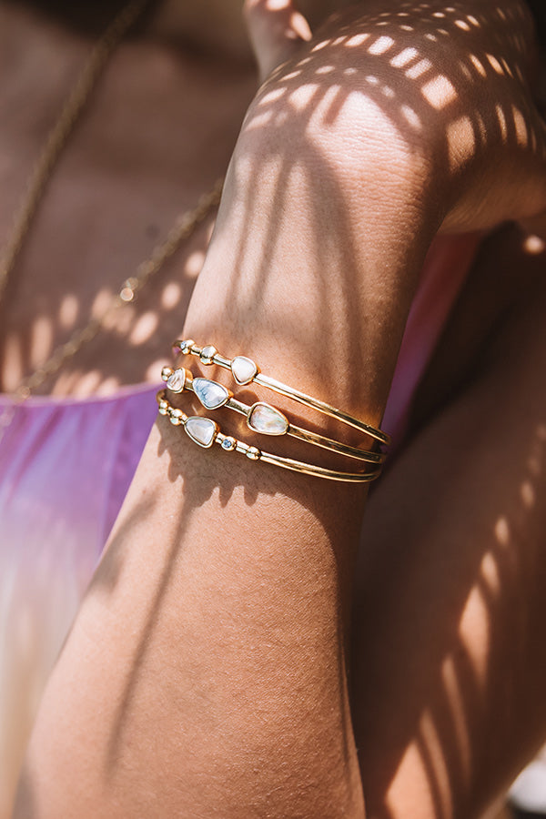 Kendra Scott Ivy Vintage Gold Statement Bracelet in White Mix Image - 1